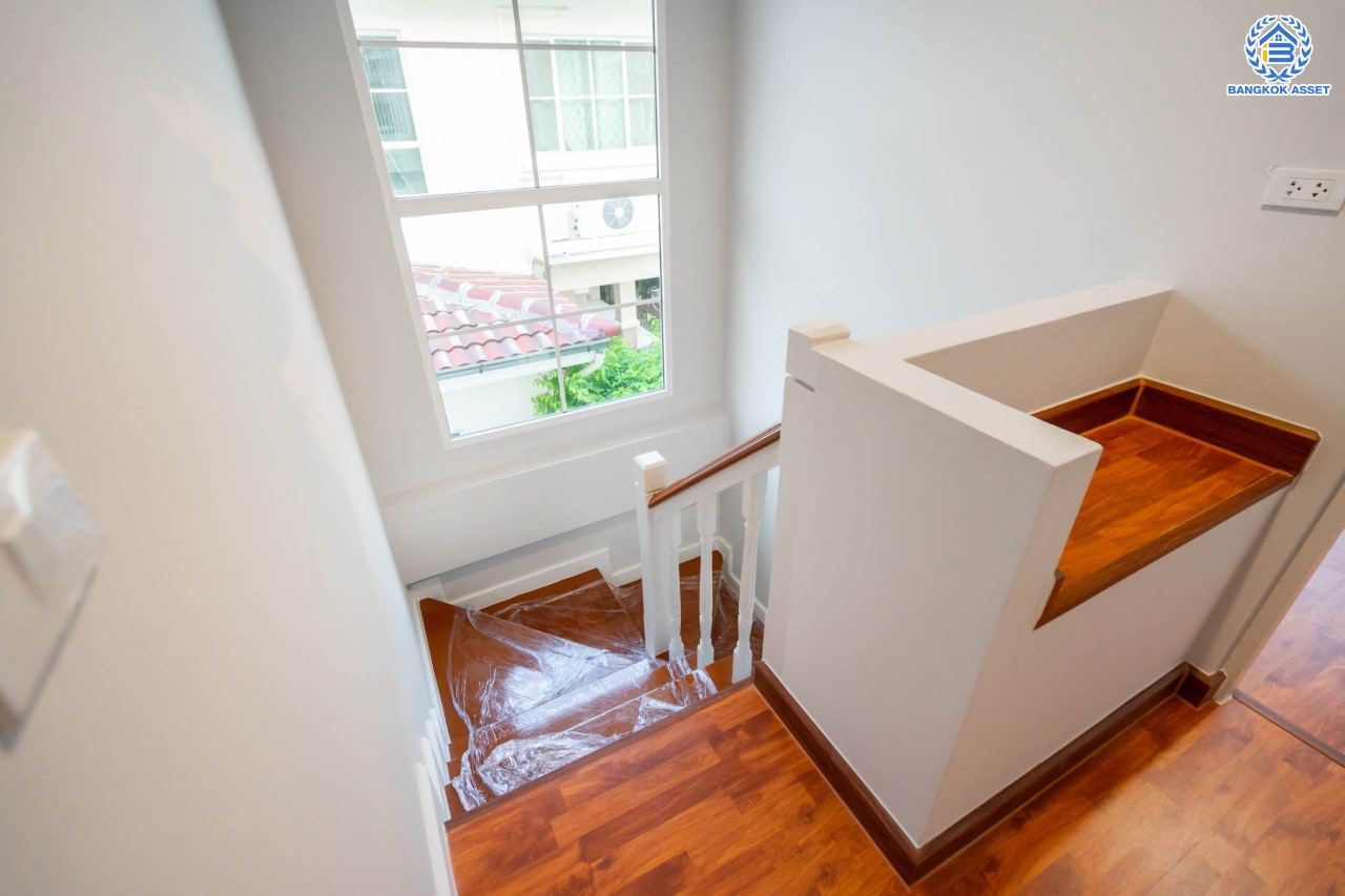 บ้านมือสองตกแต่งใหม่ แบรนด์ LH ม.ชลลดา บางใหญ่-เซ็นทรัลเวสต์เกต หลังมุม เนื้อที่ 58.9 ตร.ว. ฟังก์ชัน 3 ห้องนอน 2 ห้องน้ำ 1 ห้องอเนกประสงค์ 2 ที่จอดรถ Facilities ครบครัน บนทำเลเดินทางสะดวก เชื่อมต่อถ.กาญจนาภิเษก และเพียง 10 นาทีถึงรถไฟฟ้า "สถานีคลองบางไผ่"